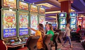 Pengguna membaca syarat bonus di ponsel